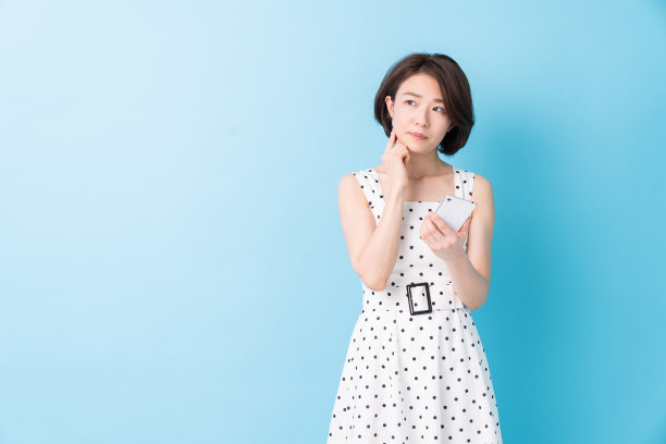 有魅力的亚洲女性看到智能手机，会想，图片下载