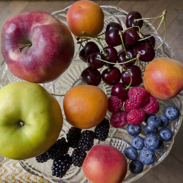 一组不同的新鲜成熟水果——黑莓、覆盆子、杏子、蓝莓和苹果图片下载