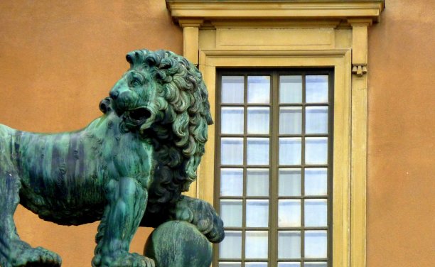 瑞典斯德哥尔摩老城，靠着窗户的狮子青铜雕像的细节图片下载