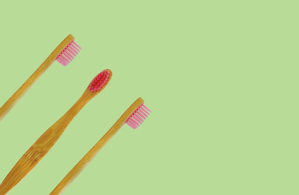 木制的牙刷和竹制的彩色背景图片下载