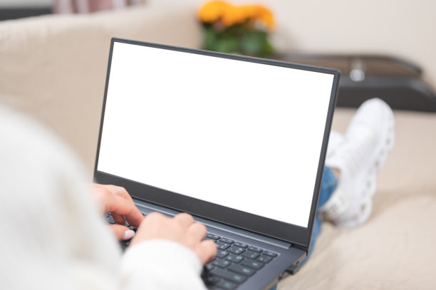 人、生活方式、现代科技和通讯理念。年轻的白人女性作家在家里工作时在笔记本电脑上打字。模型的笔记本电脑图片下载