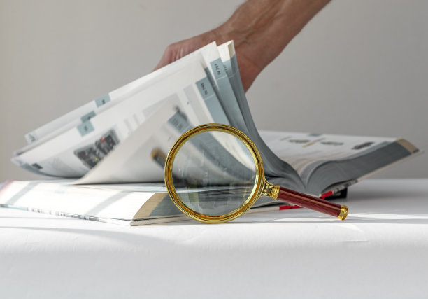 技术书与翻页，男性手和放大镜。研究概念图片下载