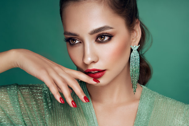 画一个戴着珠宝的美女图片下载