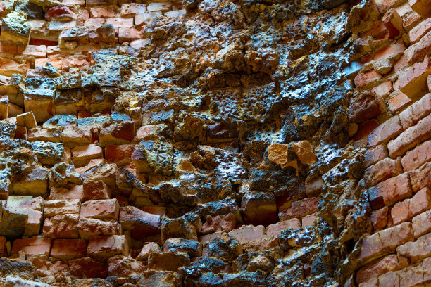 高炉内的砌砖。大火烧毁了砖。旧工业炉的墙。图片下载