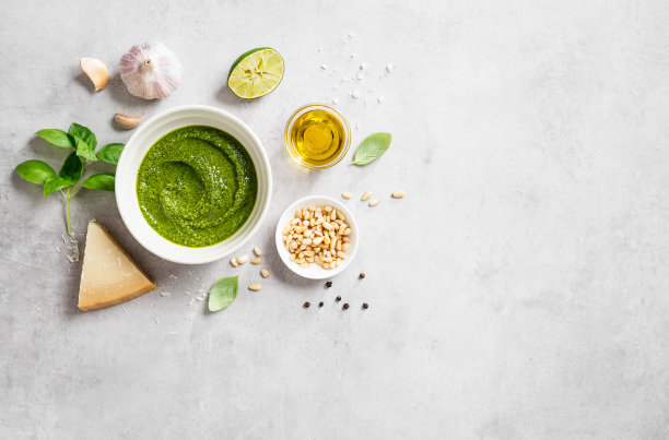 新鲜意大利香蒜沙司，加入罗勒、松子、帕尔马干酪及橄榄油图片下载
