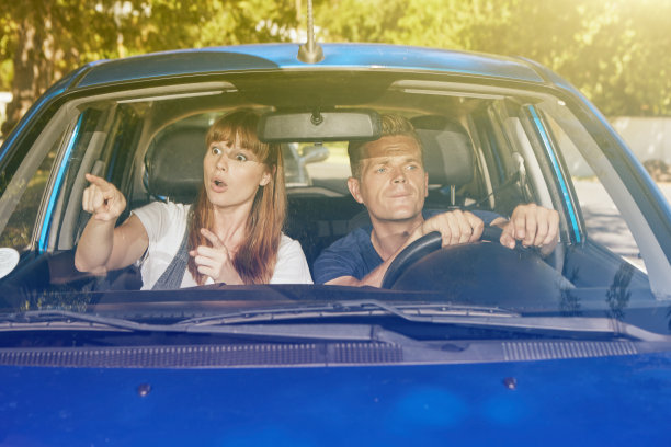 一对开车的年轻夫妇看起来不知道要去哪里图片下载