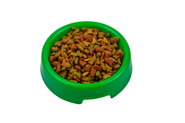在碗里为猫或狗准备的干粮。宠物食品隔离在白色背景图片下载