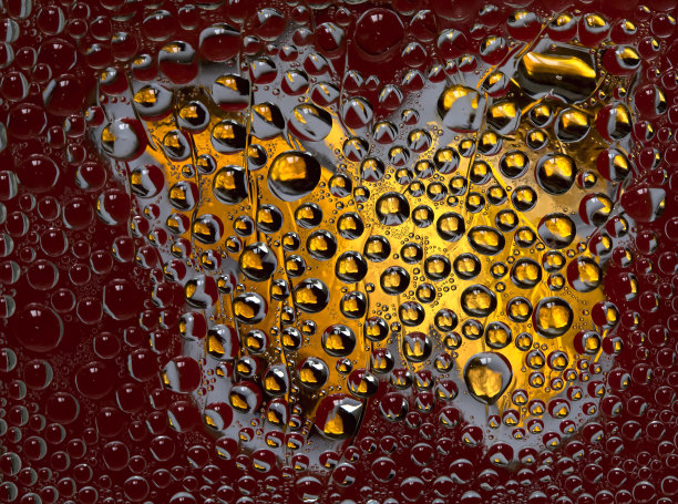 金色的雨点位于栗色背景与金黄色的蝴蝶剪影。图片下载