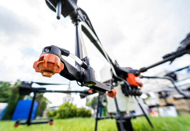 专业农业无人机在绿地上图片下载