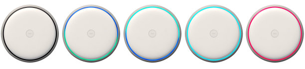 桌面照片的智能家庭语音助理扬声器响应不同的命令在白色背景。图片下载