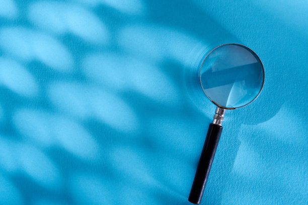 在放大镜上的光和影图片下载