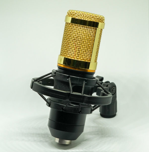 黑色背景下的金色麦克风图片下载