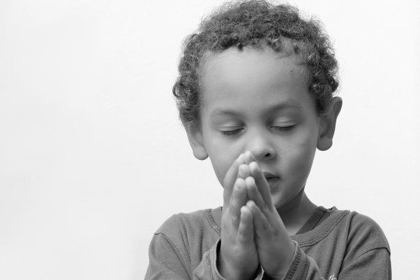 男孩向上帝祈祷的股票照片图片下载