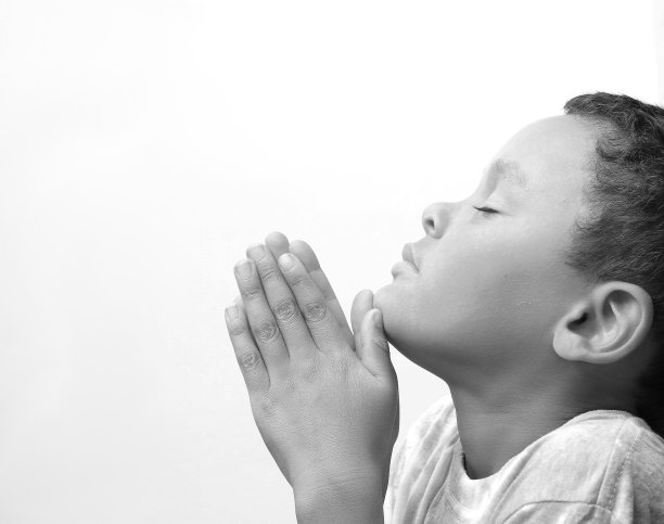 男孩向上帝祈祷的股票照片图片下载