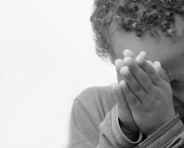 男孩向上帝祈祷的股票照片图片下载