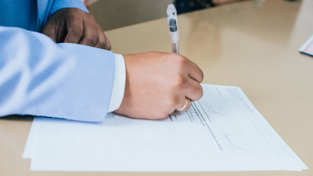 新郎在结婚文件上签字图片下载