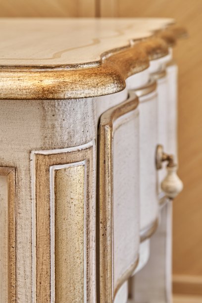 古典风格的床头柜，房间里有抽屉图片下载