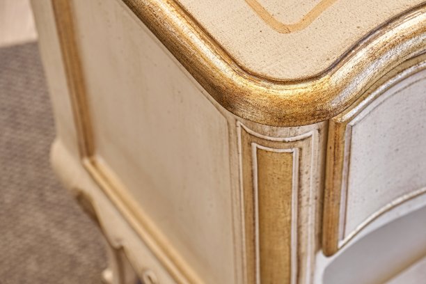 古典风格的床头柜，房间里有抽屉图片下载