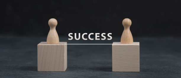 两个木雕人站在立方体上，通过一条线和成功字连接，黑色背景图片下载