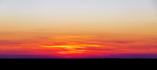 黑色的背景和壮观的天空图片下载