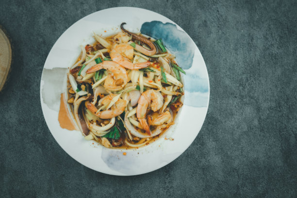 泰国虾仁芒果沙拉。泰国的开胃菜图片下载