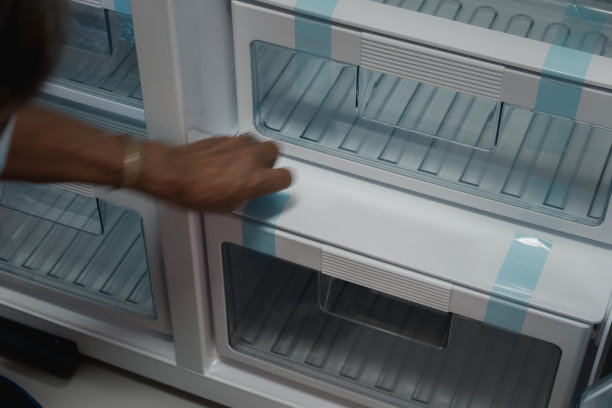 让老人把新冰箱上的标签揭下来。近距离图片下载