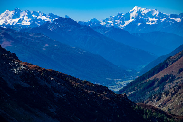 瑞士三大山口：格里姆瑟尔、富尔卡和苏斯滕图片下载