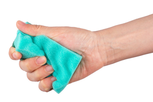 手拿海绵，孤立在白色背景上。清洗的概念。图片下载