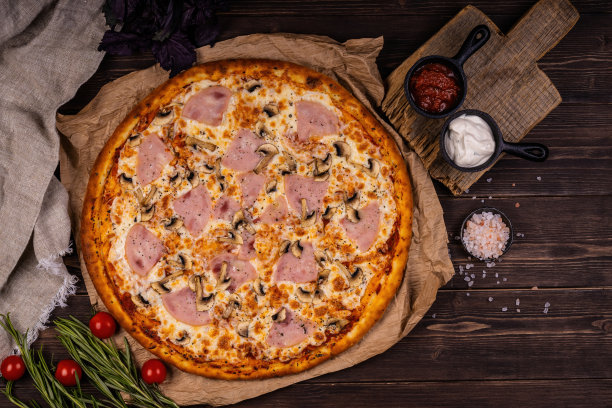 俯瞰美味酥脆的披萨。图片下载