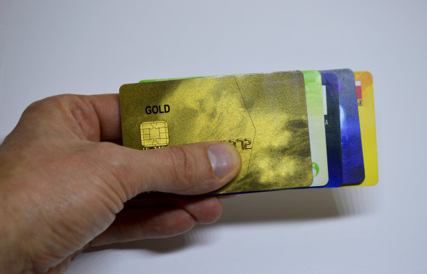 信用卡在男性手中被隔离在白色图片下载