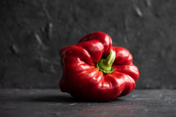 红色的甜椒在深色的墙壁背景上图片下载