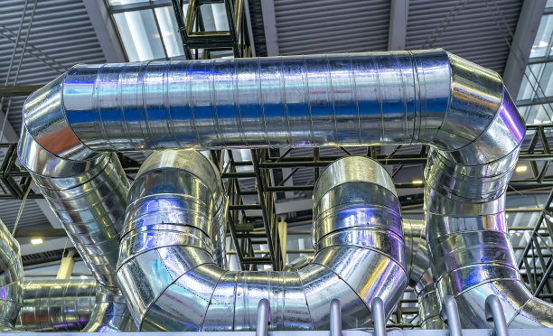 工业用钢管或通风系统管作为抽象的工业设备背景图片下载