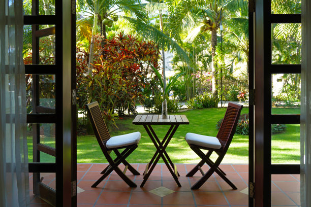 带热带花园的露台图片下载