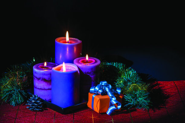 美丽的景象，圣诞节燃烧的蜡烛和装饰物体隔离在黑色的背景。圣诞节和新年假期概念背景。瑞典。图片下载