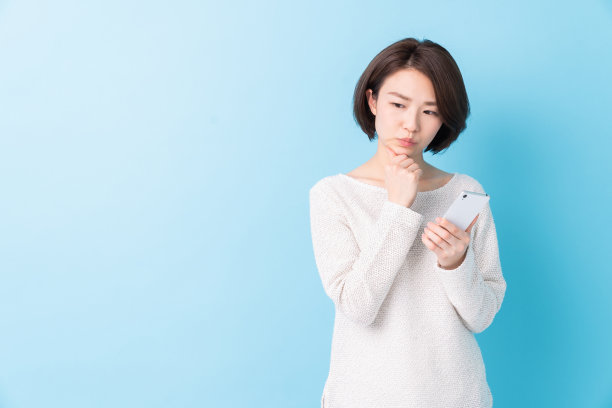 有魅力的亚洲女性看到智能手机，会想，图片下载