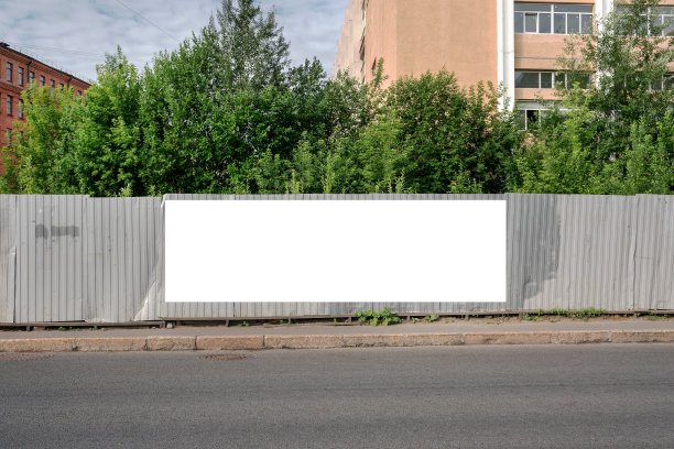 破旧的金属长灰色栅栏与模拟横幅在人行道上图片下载