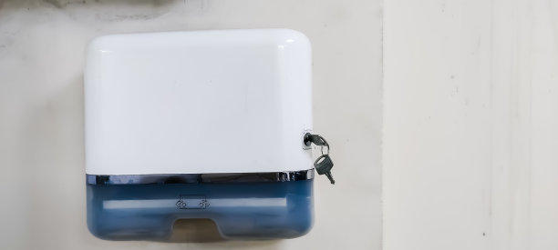 纸巾盒被隔离在墙上。清洗的概念。手组织毛巾。特写镜头。图片下载