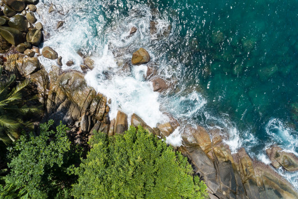 鸟瞰图惊人的海滩在普吉岛泰国美丽的海浪冲击海岸在夏季俯瞰海自然恢复环境和旅游背景图片下载
