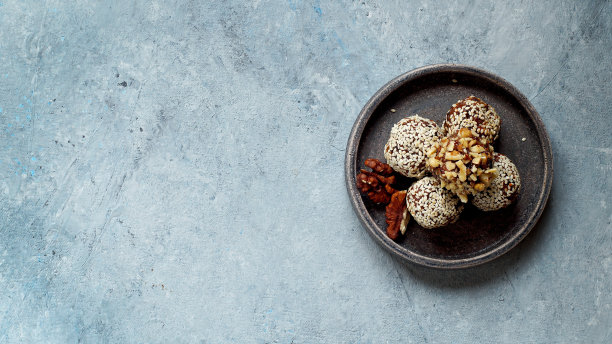 燕麦丸子里裹着芝麻和核桃。图片下载