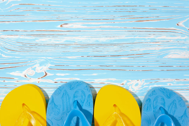 蓝色和黄色的拍子放在木制背景上，放在文字下面图片下载