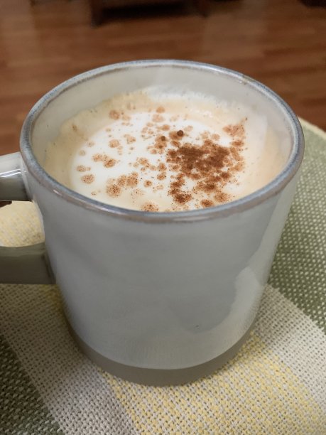 一个简单的灰色杯子，上面有肉桂的丰富泡沫热拿铁图片下载
