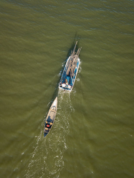 在芽富泻湖上行驶的渔船图片下载