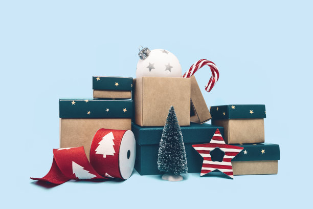 一套红色和白色的礼盒蓝色背景图片下载