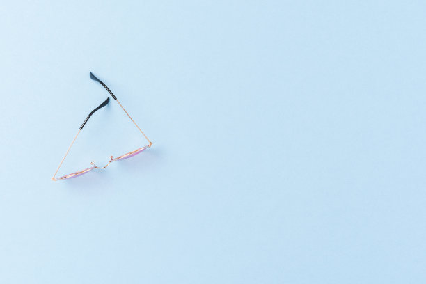 背景上有女人的太阳镜图片下载