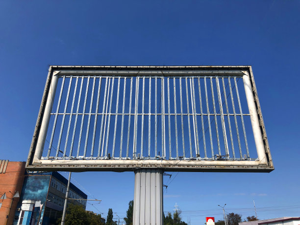 蓝色背景上没有文字和广告的大空广告牌。施工现场的空白钢板广告牌为您的营销广告做好了准备。Dnipro,乌克兰,2021图片下载