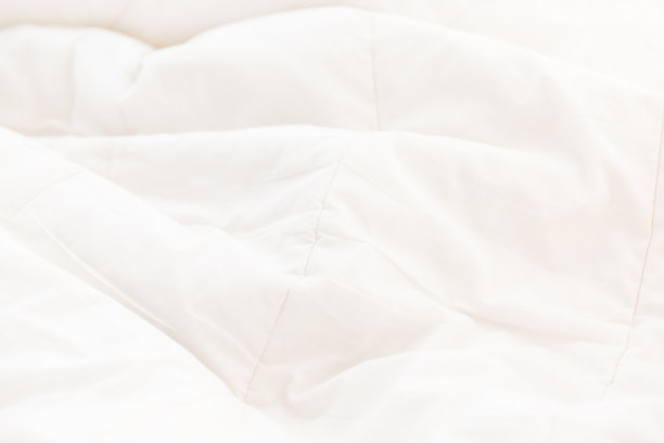 白色皱巴巴的毯子背景纹理，柔软的织物纹理背景墙纸。图片下载