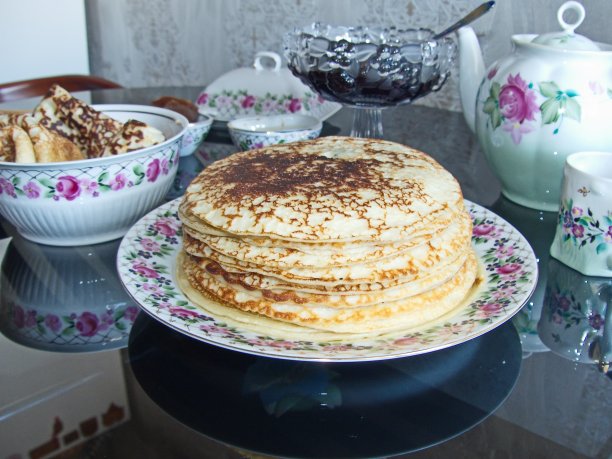 传统的俄罗斯小薄饼。煎饼。煎饼。Maslenitsa是东斯拉夫人的传统节日，在大斋节前一周庆祝。图片下载