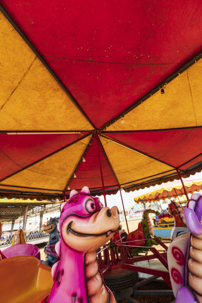 游乐场里的旋转木马图片下载