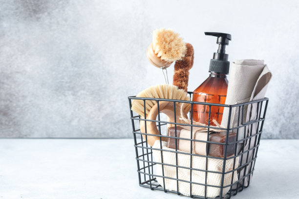 带有天然清洁产品和工具的金属篮。用于清洁厨房的竹制配件和天然产品。本空间图片下载