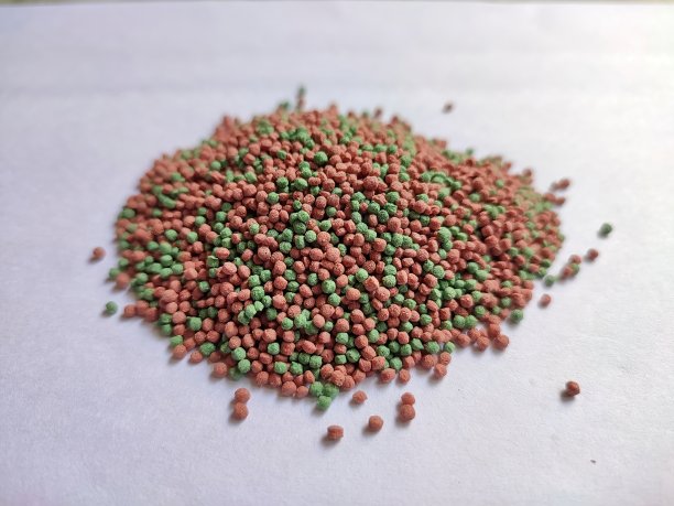 在纯白色表面上选择性聚焦鱼食颗粒图片下载